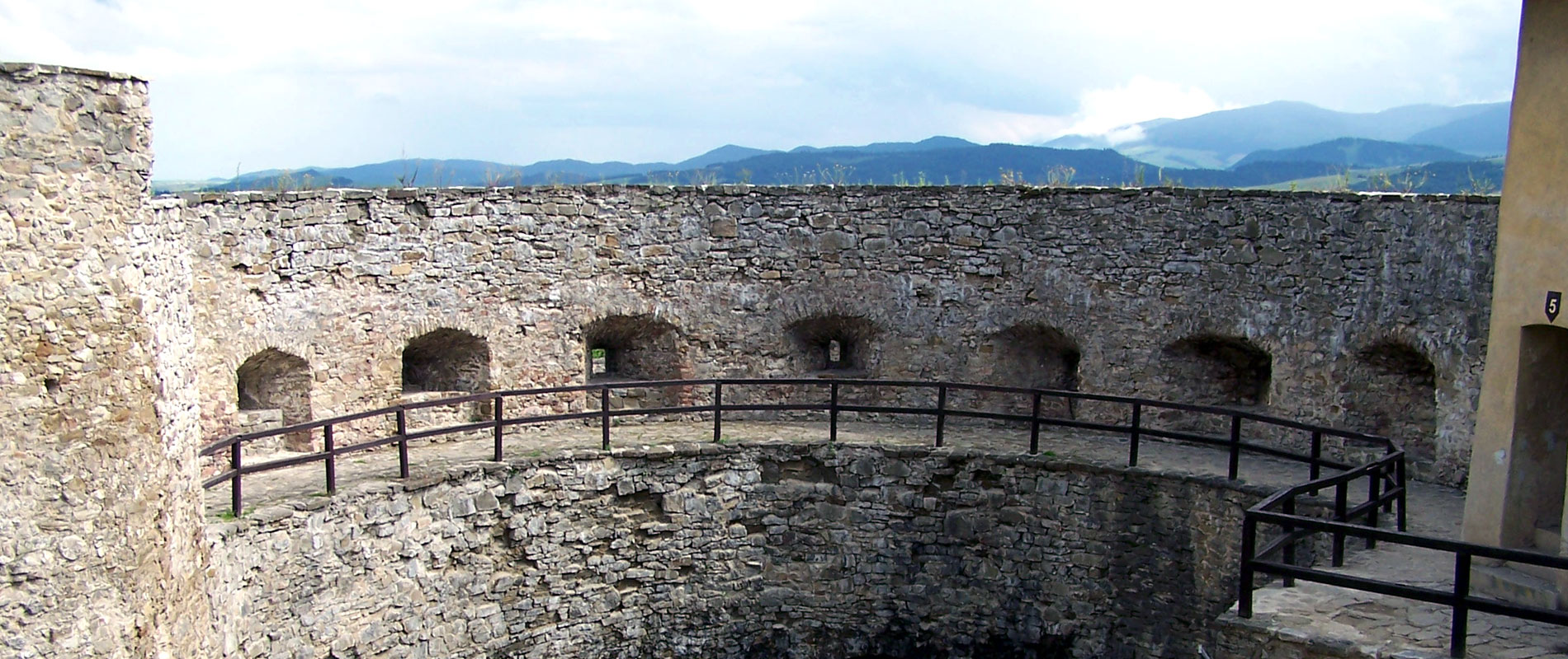 Ľubovniansky hrad je jeden z najzaujímavejších hradov východného Slovenska.