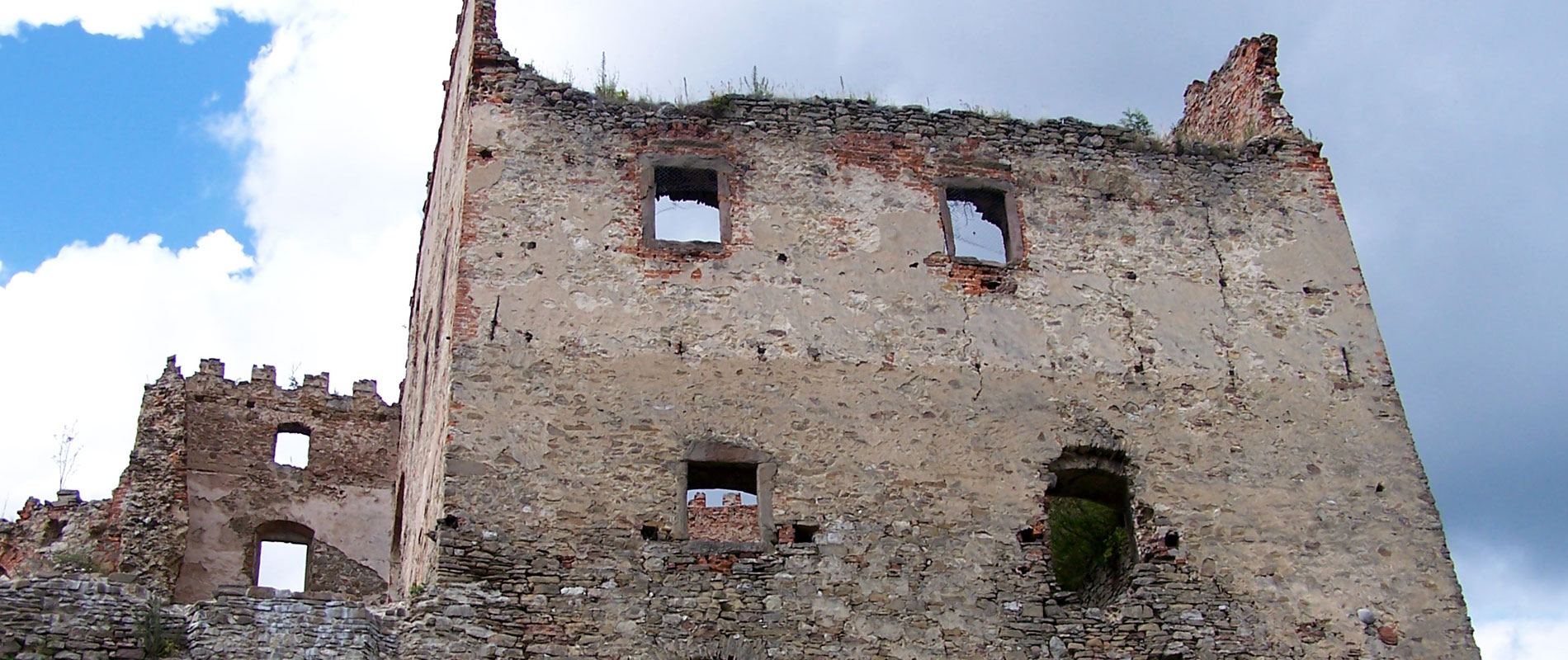 Čiastočne zrekonštruovaný hrad nad mestom Stará Ľubovňa.