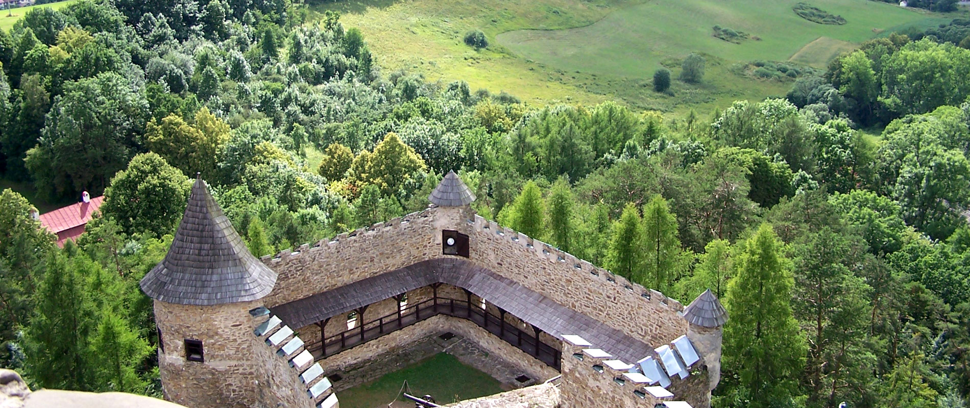 Nad údolím rieky Poprad sa majestátne vyníma veľká renesančná pevnosť Ľubovniansky hrad